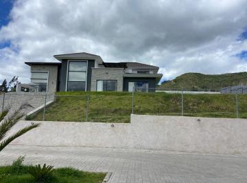 Casa · 2000m² · 4 Habitaciones · 6 Estacionamientos · Casa en Venta con Area Verde, Nulti Challuabamba