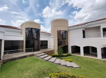 Casa de 4 habitaciones, Quito · Vendo Casa Elegante en Urbanización Privada - Sector Primavera - Cumbayá