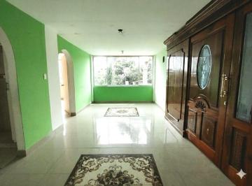 Casa · 90m² · 4 Habitaciones · 3 Estacionamientos · Casa en Venta en Conocoto con Suite Independiente y Amplio Terreno