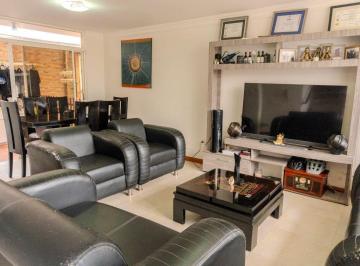 Casa · 130m² · 4 Habitaciones · 2 Estacionamientos · Casa en Venta - Conjunto Privado - Av El Retorno
