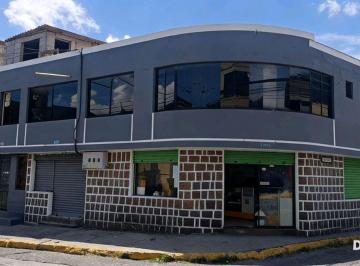 Casa · 808m² · 4 Habitaciones · Casa Rentera de 2 Plantas en Venta con Locales Comerciales – San Antonio de Pichincha
