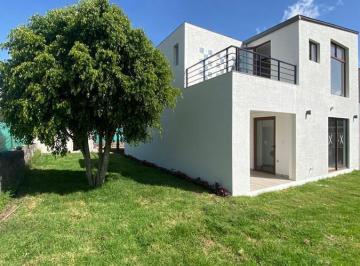 Casa · 136m² · 4 Habitaciones · 2 Estacionamientos · Casa de 4 Habitaciones en Venta a 3 Minutos de La Espe Natrod.