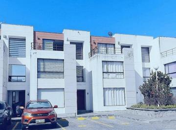 Casa · 130m² · 3 Habitaciones · 2 Estacionamientos · Hermosa Casa en Venta - 3 Plantas - en Conjunto Privado en Calderón