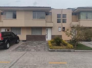 Casa · 146m² · 3 Habitaciones · 1 Estacionamiento · Casa de Venta en El Sector de La Mitad del Mundo - San Antonio