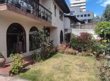 Casa · 209m² · 4 Habitaciones · 2 Estacionamientos · Casa Comercial en Venta en El Sector de La 12 de Octubre - Floresta
