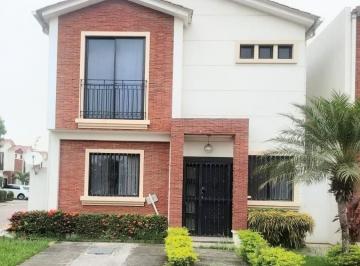 Casa · 160m² · 3 Habitaciones · 3 Estacionamientos · Casa con Piscina en La Urbanización Napoli