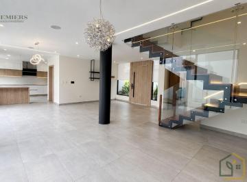 Casa · 330m² · 3 Habitaciones · 3 Estacionamientos · Casa de Renta en Cumbaya San Juan