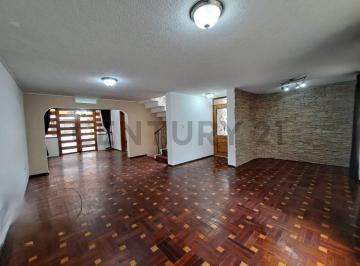 Casa · 300m² · 3 Habitaciones · 2 Estacionamientos · Casa en Alquiler Sector Pinar