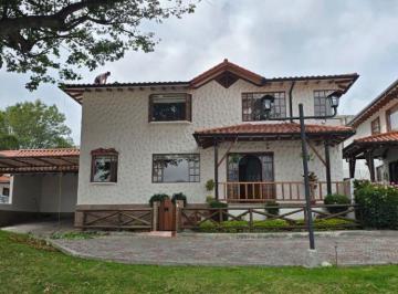 Casa de 3 habitaciones, Quito · Casa de Venta en Tumbaco Calle El Sauce en con Junto Privado, Junto Al Ventura Mall