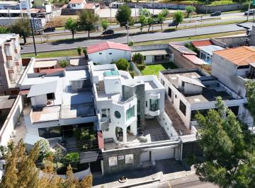 Casa de 5 habitaciones, Quito · Casa en Venta en La Urbanización Armenia 2