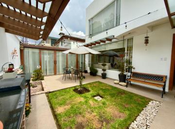 Casa de 3 habitaciones, Quito · Se Vende Esta Hermosa Casa Residencial o Comercial