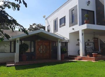 Casa · 1155m² · 4 Habitaciones · 4 Estacionamientos · Hermosa Casa en Tumbaco La Cerámica. Excelente Ubicación