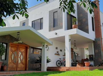 Casa · 1155m² · 4 Habitaciones · 4 Estacionamientos · Hermosa Casa en Tumbaco La Cerámica. Excelente Ubicación