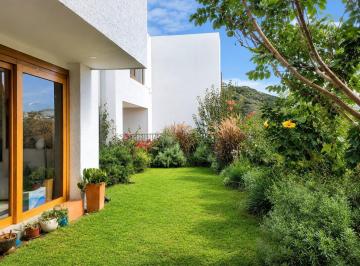 Casa · 260m² · 3 Habitaciones · 2 Estacionamientos · Casa Moderna en Arriendo en Cumbaya Algarrobos II con Jardín