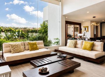 Casa · 260m² · 3 Habitaciones · 2 Estacionamientos · Casa Moderna en Arriendo en Algarrobos II, Nayón | Jardín y Seguridad.