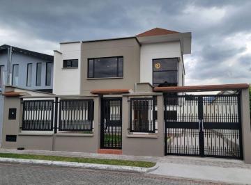 Casa de 4 habitaciones, Quito · Vendo Lujosa Casa en Sangolqui