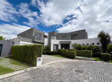 Casa · 674m² · 4 Habitaciones · 4 Estacionamientos · Arriendo Casa Auqui Chico