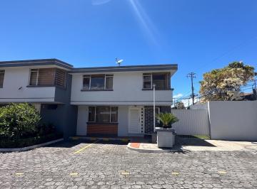 Casa de 3 habitaciones, Quito · Casa Esquinera en Venta – Monteserrín | Norte de Quito