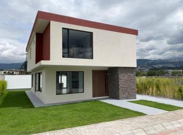 Casa de 3 habitaciones, Quito · En Mirasierra Preciosa Casa de 3 Dorm. y Jardín Grande