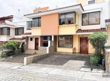 Casa · 138m² · 3 Habitaciones · 2 Estacionamientos · Venta de Casa con Terraza Cerca Estadio Inchalillo - Sangolquí