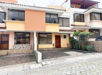 Casa · 138m² · 3 Habitaciones · 2 Estacionamientos · Venta de Casa Sector Sangolquí – Cerca Estadio Inchalillo