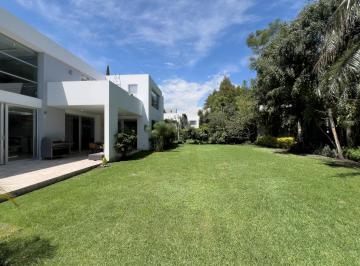 Casa · 500m² · 5 Habitaciones · 4 Estacionamientos · Espectacular Casa de Venta en Urbanización La Viña. Bajó de Precio
