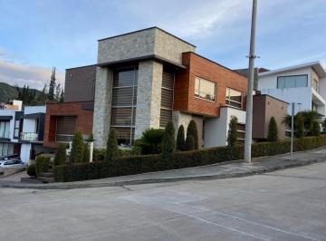 Casa · 700m² · 5 Habitaciones · 4 Estacionamientos · Casa de Lujo, con Piscina, Challuabamba