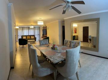 Departamento de 4 habitaciones, Guayaquil · Se Vende Departamento en Urdesa Central Cerca del Alban Borja