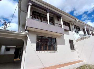 Casa de 4 habitaciones, Cuenca · Amplia Casa en Renta – Sector Coliseo Mayor