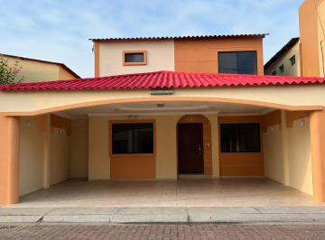 Casa · 149m² · 4 Habitaciones · 3 Estacionamientos · Casa de Venta en Villa Club, Etapa Floral
