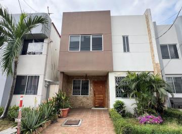 Casa · 136m² · 3 Habitaciones · 2 Estacionamientos · Casa en Venta en Urb Castilla