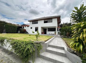 Casa · 350m² · 5 Habitaciones · 8 Estacionamientos · Excelente Casa Rentera Esquinera Tumbaco, 671 Mtrs en Terreno 926 Mtrs, Local, Casa, Ofic