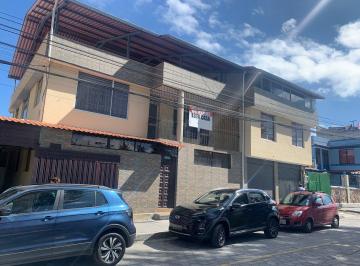Casa · 453m² · 4 Habitaciones · 2 Estacionamientos · Casa Independiente en Calderón