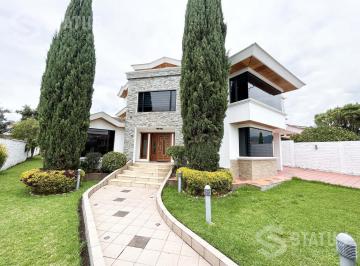 Casa · 416m² · 4 Habitaciones · 4 Estacionamientos · Venta de Casa San Jose del Valle - Cerca a La Administración Zonal del Valle Conocoto