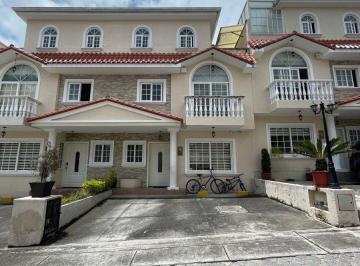 Casa de 3 habitaciones, Quito · Hermosa Casa en Venta en La Armenia