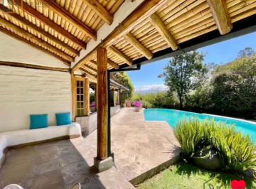 Casa · 274m² · 1 Habitación · 2 Estacionamientos · Casa Renta Cumbayá, San Juan con Piscina