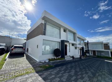 Casa · 194m² · 3 Habitaciones · 3 Estacionamientos · Casa en Tumbaco