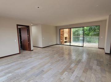 Departamento de 3 habitaciones, Quito · Departamento de Venta en El Sector Cumbayá de 227 m de Doble Altura con Ventanales Amplios