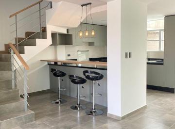 Casa de 3 habitaciones, Quito · Casas con Amplios Espacios - Estar - 2 Balcones - Lujosos Acabados