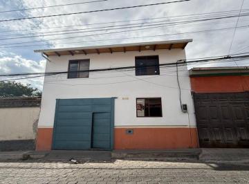 Casa de 3 habitaciones, Ibarra · Casa con Amplio Terreno en Venta - Caranqui