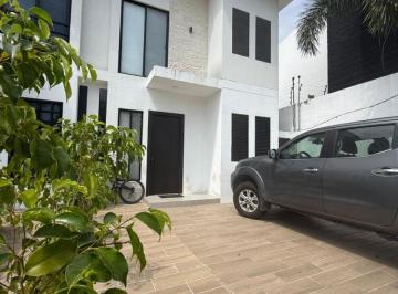 Casa de 4 habitaciones, Guayaquil · Alquiler de Casa Semi Amoblada en Urbanización Puerto Azul /via a La Costa