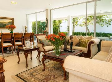 Casa · 320m² · 3 Habitaciones · 2 Estacionamientos · Casa con Jardín de Alquiler en Cumbayá Auqui Chico