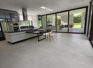 Casa · 853m² · 4 Habitaciones · 9 Estacionamientos · Casa Venta