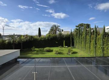 Casa · 853m² · 4 Habitaciones · 9 Estacionamientos · Casa Venta