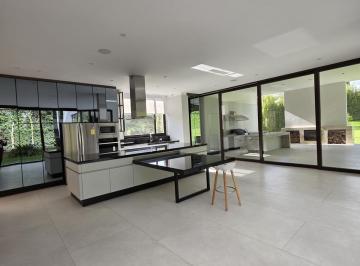 Casa · 853m² · 4 Habitaciones · 9 Estacionamientos · Casa Venta
