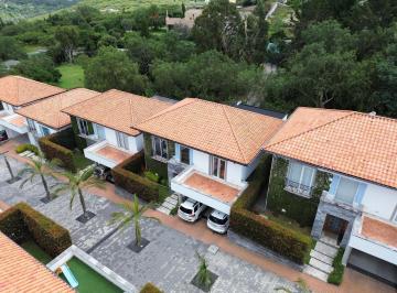 Casa · 284m² · 3 Habitaciones · 2 Estacionamientos · Casa de Arriendo Ubicada Dentro de Urbanización Exclusiva y Segura, Viña Alta