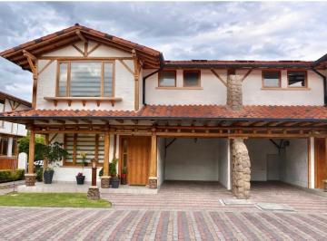 Casa · 209m² · 3 Habitaciones · 3 Estacionamientos · Venta Hermosa Casa Nueva - 3 Dorm. - Estudio - Sala de Estar - Tumbaco Mcl