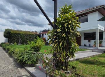 Casa de 5 habitaciones, Quito · Tumbaco, Sector Comercial, Propiedad Uso Comercial! Oportunidad