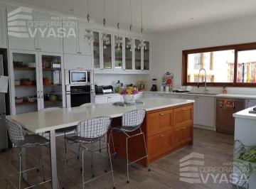 Casa · 500m² · 4 Habitaciones · 2 Estacionamientos · Tumbaco - La Viña, Hermosa Casa Dentro de Urb. en Venta de 500 m²