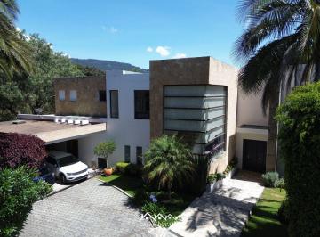 Casa de 4 habitaciones, Quito · Alquiler, Propiedad Única en Cumbayá, Urbanización Exclusiva, Amplio Jardín